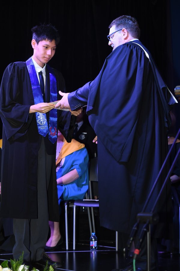 James C 在2018年6月的结业仪式上接受表彰