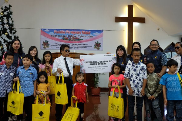 Commonwelath Life secara simbolis menyerahkan bantuan beasiswa kepada perwakilan siswa dan penyandang disabilitas di Gereja GKPO - Dirgantara Halim Perdanakusuma, Jakarta