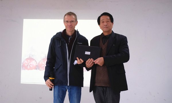 阿科玛亚太区首席信息官Christophe Poisson（左）出席计算机捐赠仪式