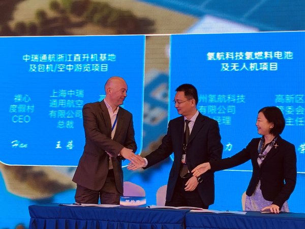 裸心度假村CEO章霆翰（Han Zantingh）在仪式上和合作伙伴共同签署合作协议