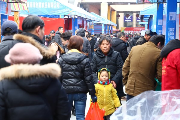 创博展馆现场前往参展的采购商和市民人头涌动