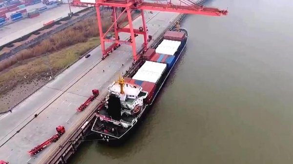 搭载24台中集LNG罐箱的运输船，顺利抵达南京龙潭港