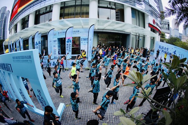 垂直马拉松选手在广州雅居乐中心南大堂进行赛前热身