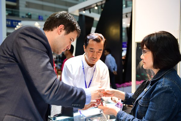 Business Discussion at Shenzhen Jewellery Fair 2018