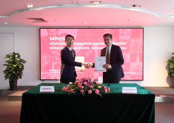 The representatives of MINISO and the Salvadoran partner signing the strategic cooperation agreement.