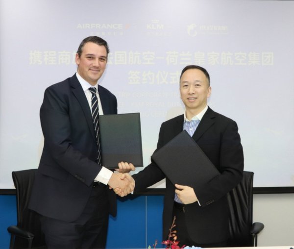 携程集团高级副总裁兼携程商旅CEO方继勤与法荷航大中国区销售总监马蒂斯签订协议