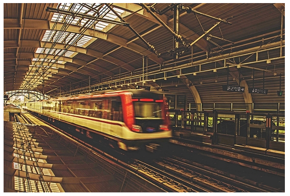 上海已开通16条轨交线路，运营里程达637公里。上海为复杂的轨道交通系统配备了最先进的列车，并且实现Wi-Fi全覆盖。