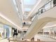 室內延續「浮島」的設計理念，在商業走廊中嵌入木色的連橋體量，整體氛圍簡潔大氣而不失溫暖舒適。