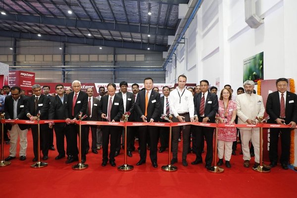 Mr. Guibin Zhao (middle), Chairman & CEO Nexteer Automotive, Mr. Tao Liu (5th from left), Senior Vice President & Global COO Nexteer Automotive, Mr. Jun Li (1st from right), Vice President & AP COO Nexteer Automotive cut the ribbon together with the guests at the opening ceremony.