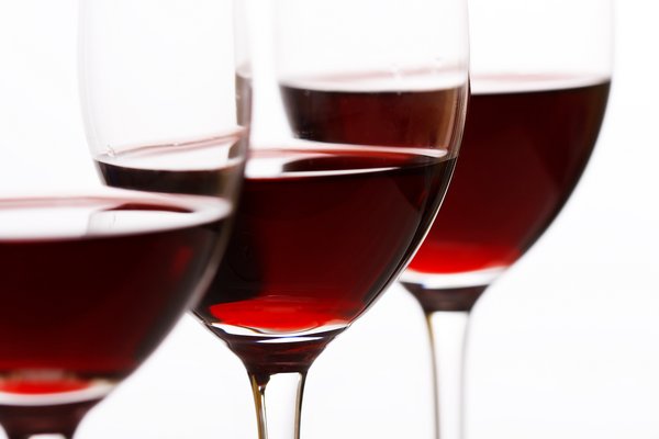 红酒中特有的“白藜芦醇”虽然能保护血管，但其带来的好处远抵不过“酒精”带来的坏处。