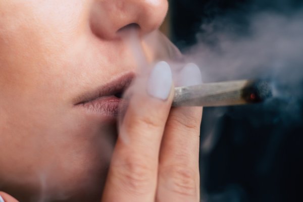 三手烟是指吸烟后残留在吸烟者衣服上，以及周围环境中，墙壁地毯家具等表面的有毒物质
