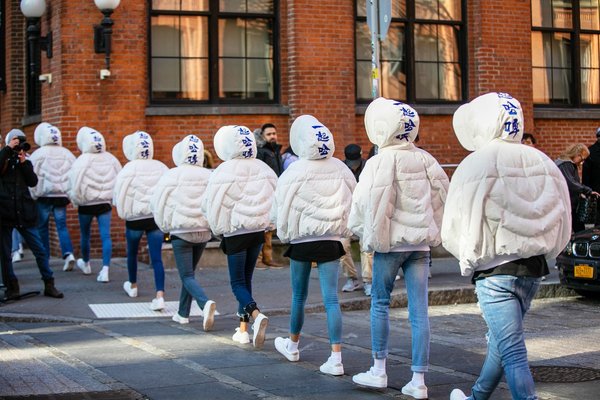 穿着“一起哈啤”国潮系列服装的模特们集体走下T台走向纽约街头演绎“新国潮”