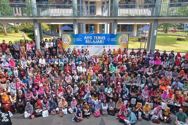 More than 200 participants were able to take part in workshops presented by 35 teachers from JIS, partner schools and alumni ISP attended by the Director General of GTK of the Ministry of Education and Culture, Supriano, M.Ed.