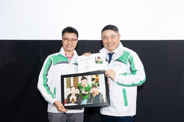 Hang Lung CEO Mr. Weber Lo (right) presents certificate of appreciation to Patrick Siu (left), Analyst Programmer with the highest volunteering service hours last year.