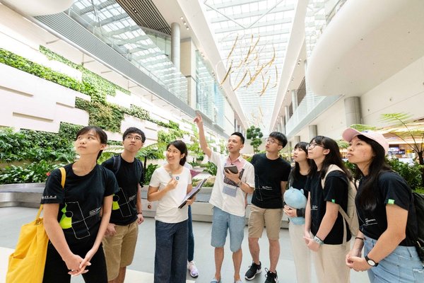 恒隆建築師陳耀邦（中）積極參與「恒隆.築跡 -- 年輕建築師計劃」，除了在路線設計比賽中擔任評審，還親自帶領勝出的隊伍到新加坡參觀當地的環保建築，向年輕一代傳授專業知識。