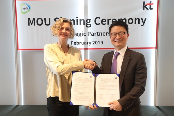 韓國電訊副總裁、其全球業務發展部負責人Kim Young-Woo（右）在2019年2月15日的諒解備忘錄簽署儀式上的合影