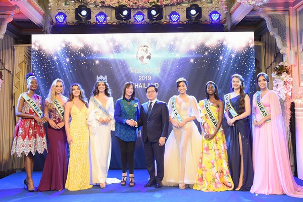 From left to right: Miss World Africa 2018, Miss World Oceania 2018, Miss World United Kingdom 2018, Miss World 2018, Julia Morley, Tanawat Wansom, Miss World Asia 2018, Miss World Caribbean 2018, Miss World Europe 2018, and Miss World Americas 2018
