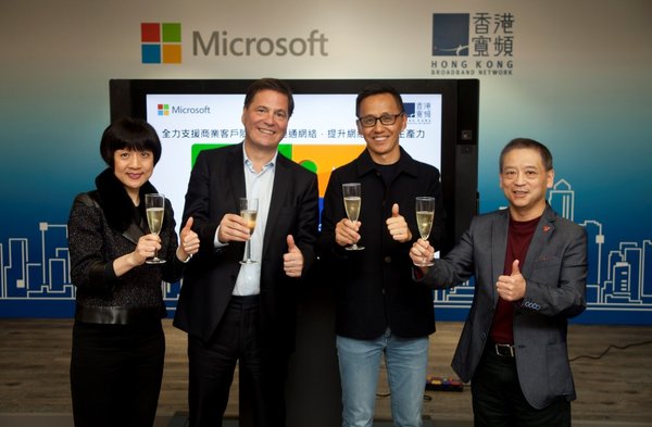 （左至右）Microsoft香港及澳門區總經理陳珊珊、Microsoft大中華區主席及行政總裁柯睿杰、香港寬頻持股管理人及執行副主席楊主光及香港寬頻持股管理人及營運總裁––企業方案楊德華慶祝香港寬頻與微軟的成功合作，共同在港首推配置話音及視訊會議功能的M365及O365解決方案。