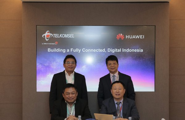 Telkomsel and Huawei signed a MoU to cooperate in accelerating ecosystem and infrastructure development towards achieving the development of Digital Indonesia. (standing left to right : CEO PT Telkom Group Alex J Sinaga & Deputy Chairman & Rotating CEO Huawei Guo Ping. Sitting left to right: CEO PT Telkomsel Ririek Adriansyah & President Southern Pacific Region Huawei Jeffrey Liu)