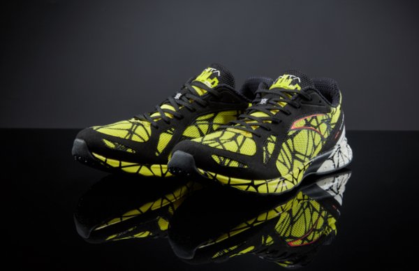 安踏自主研发的搭载“虫洞科技”的C202跑鞋