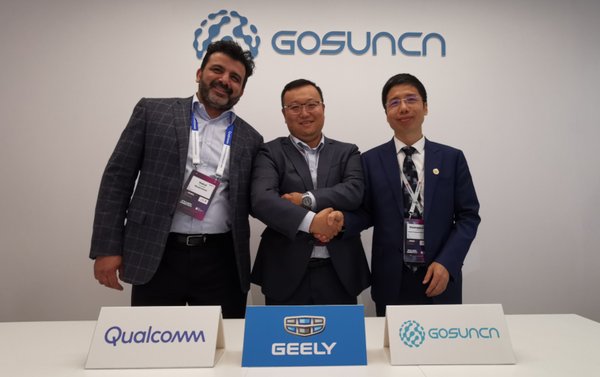 Qualcomm Technologies产品管理高级副总裁 Nakul Duggal（左），吉利科技板块旗下亿咖通科技副总裁 李璞（中），高新兴科技集团董事长 刘双广（右）