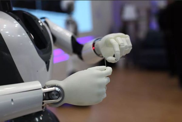 CloudMinds Technology Launches its Cloud-based Intelligent Service Robot - XR-1