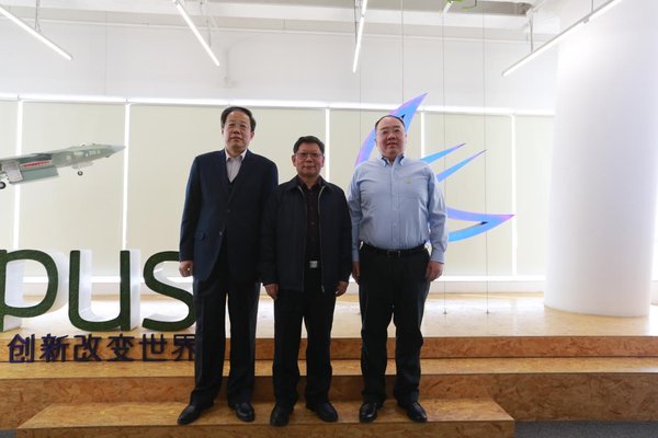 （左起）张震宇，高友东，APUS创始人、董事长兼CEO李涛