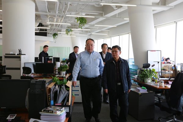 APUS创始人、董事长兼CEO李涛陪同参观公司