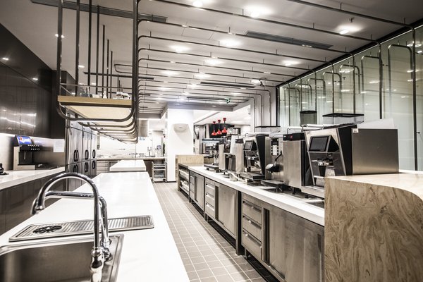 测试厨房的饮料区配备多款咖啡机，操作台宽敞明亮