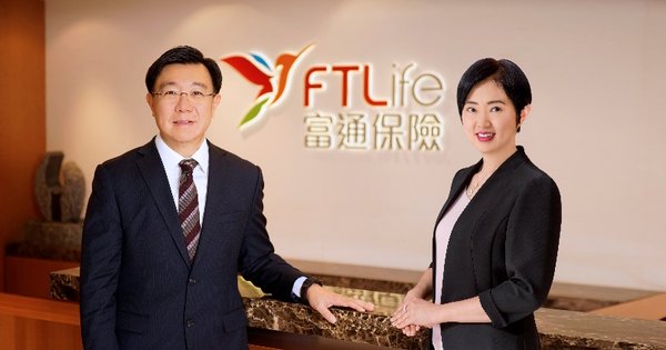 富通保險行政總裁楊德灝 (左)及首席產品總監楊娟 (右)