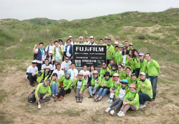 富士胶片沙漠绿化团队不仅有来自中日的公司员工，还有机构、行业和媒体志愿者