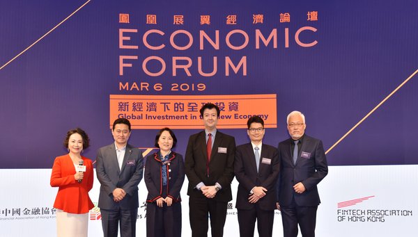 A group of guests including Mr Joseph H. L. Chan, JP, the Under Secretary for Financial Services and the Treasury of the Government of Hong Kong SAR (2nd from right), Mr. YEUNG Ka Keung, the Executive Vice President and Chief Financial Officer of Phoenix TV (1st from right), and others, to take a group picture