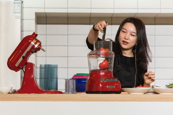 陈薇的野餐主题烹饪秀，图为陈薇使用KitchenAid九杯食物处理机