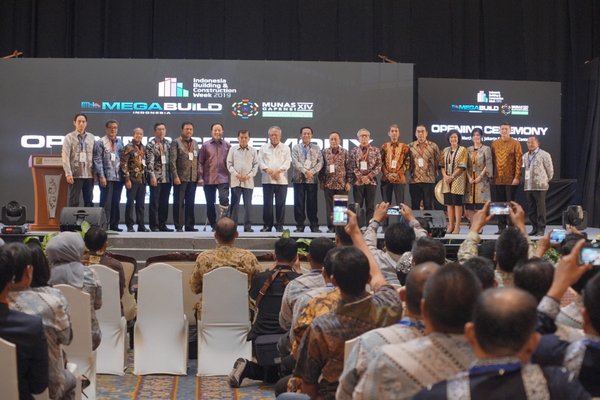 Jusuf Kalla, wakil presiden republik indonesia berphoto bersama dengan perwakilan 15 asosiasi setelah penandatangan nota kesepahaman di acara MegaBuild Indonesia dan Keramika 2019.