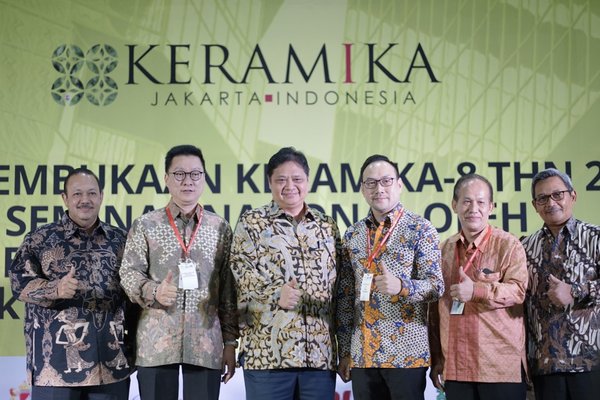 Menteri Perindustrian Airlangga Hartarto hadir dan membuka keramika 2019 di JCC photo bersama dengan Edy Suyanto ketua umum asaki dengan segenap anggota ASAKI.