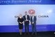 喜威中国CEO马鲲鹏（中）上台领奖。