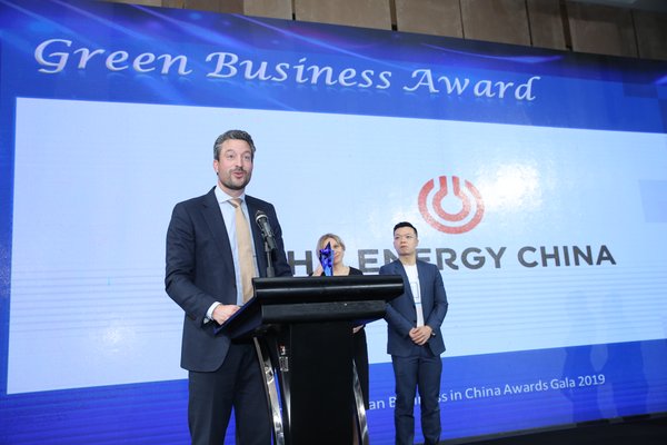 喜威中国CEO马鲲鹏（左一）上台领奖。