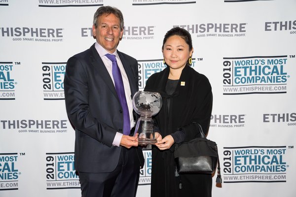 Ethisphere Institute CEO Timothy Erblich congratulates DTGO's Group CEO, Mrs Thippaporn Ahriyavraromp, on DTGO becoming one of the 2019 World's Most Ethical Companies.
