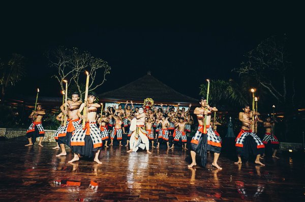 Kecak dance directed by Ketut Lanus was performed by students of the Indonesian Art Institute and was created specifically for this inauguration.