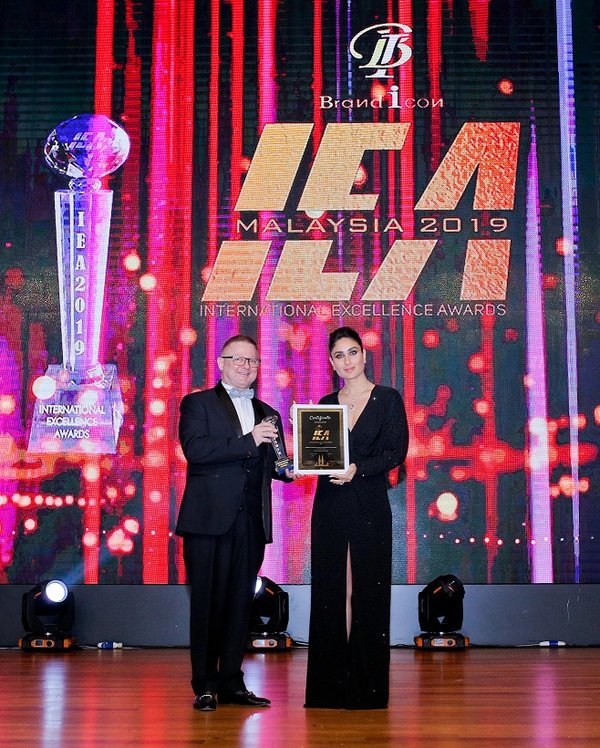 Mr Roger Marcz, Cluster General Manager of Sunway Resort Hotel & Spa receiving the award from Kareena Kapoor
