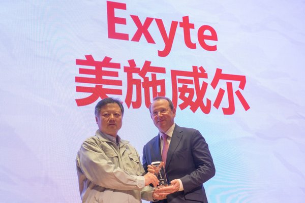 From left to right: Junjun Tang (President of HLMC) and Herbert Blaschitz (President of Exyte’s Global Business Unit Advanced Technology Facilities)