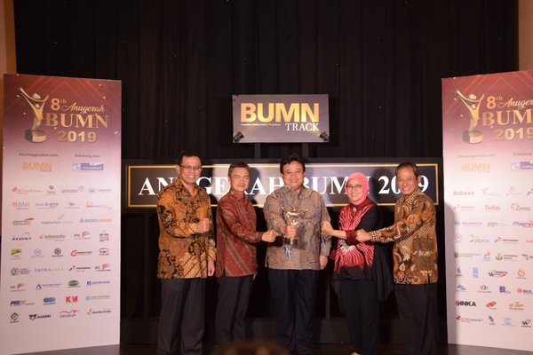 PT Rekayasa Industri (Rekind) President Director Yanuar Budinorman (center) took a photo with the directors of Rekind shortly after receiving the 