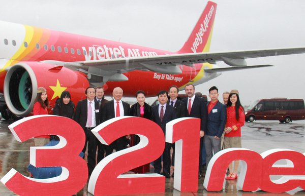 Vietnamese National Assembly Chairwoman Nguyen Thi Kim Ngan with fellow dignitaries from the National Assembly as well as executive representatives of Vietjet and Airbus join the cutting of the red ribbon at the delivery ceremony of the new A321neo