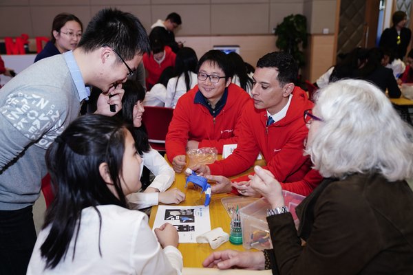 强生志愿者与上海宋庆龄学校的学生一起为肢残儿童制作3D义肢