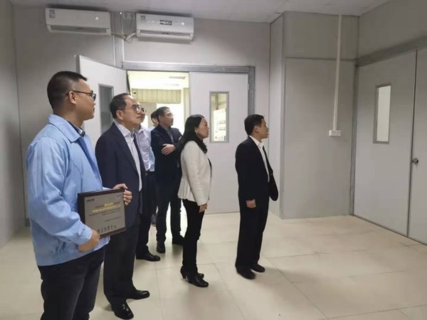 威技电器董事长邱明总先生与副理潘驾君先生一行参观新建的实验室测试中心