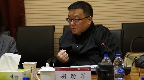 图为胡劲军理事代表上海电影局作重要指示