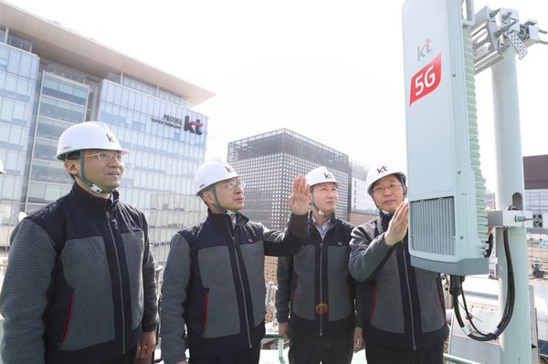 KT董事长黄昌圭（左二）与该公司的网络战略部高管共同视察韩国市区的全新5G基础设施：（从左开始）执行副总裁Seo Chang-Seok；总裁Oh Sung-Mok；和执行副总裁Choi Jin-ho