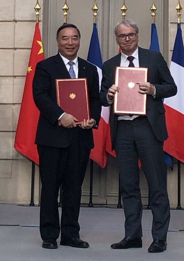 中国建材集团董事长宋志平和法孚集团总裁桑切斯在爱丽舍宫签署合作协议