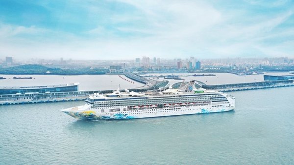 云顶邮轮集团旗下星梦邮轮于上海吴淞口国际邮轮港为品牌第三名成员 -- “探索梦号”举行隆重首航典礼暨命名仪式。