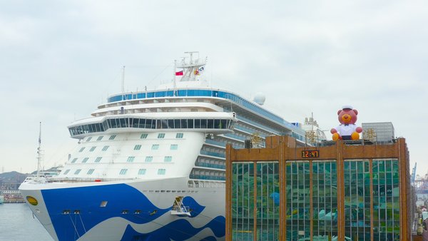 Starting Apr.15th, a six-meter-tall Princess Cruises’ adorable mascot, Stanley the Bear, is placed on top of Keelung terminal building for one month